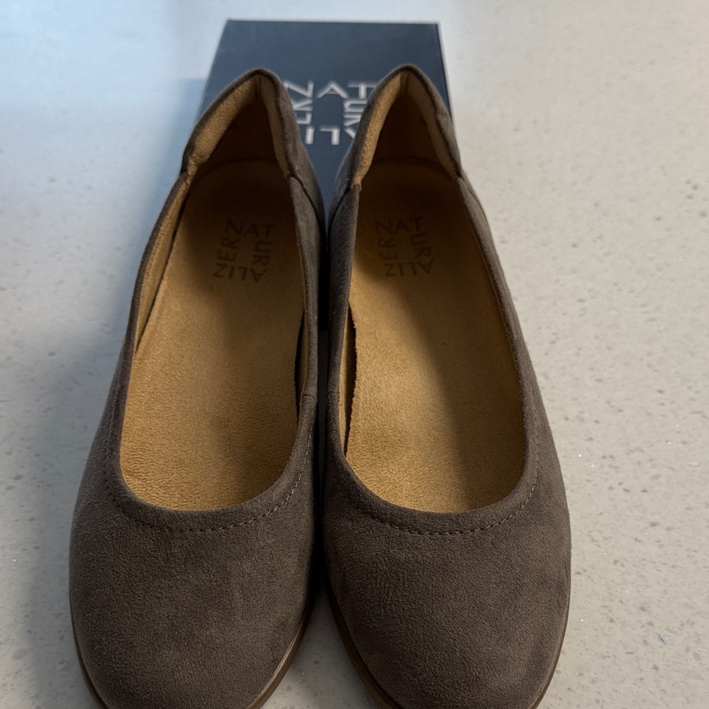 Naturalizer Flexy Women's Grey Microfiber Flats  Size 8.5 New in box!